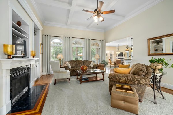 Salon de jardin : bois versus résine tressée